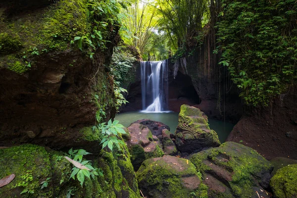 Bela Cachoeira Floresta Tropical Paisagem Tropical Velocidade Lenta Obturador Fotografia — Fotografia de Stock