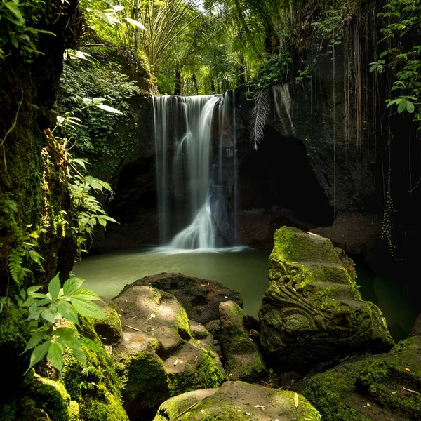 Schöner Wasserfall Regenwald Tropische Landschaft Langsame Verschlusszeit Bewegungsfotografie Vorne Mit — Stockfoto