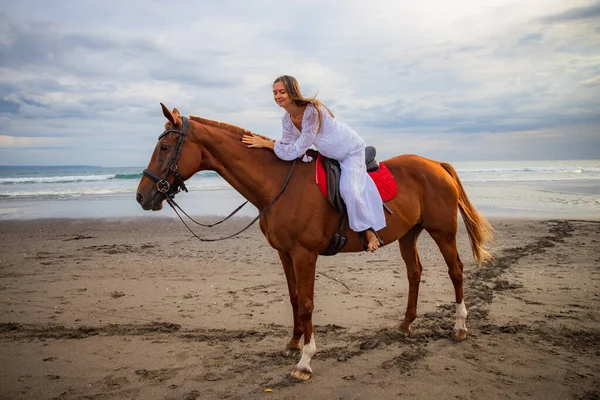 Horsewoman Lays Withers Horse Caucasian Woman White Dress Riding Horse — Stock Photo, Image
