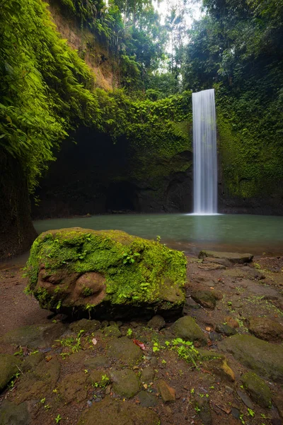 雨林中隐藏的瀑布 热带风景探险和旅行的概念 自然背景 环境概念 慢速快门速度 运动摄影 印度尼西亚巴厘Tibumana瀑布 — 图库照片