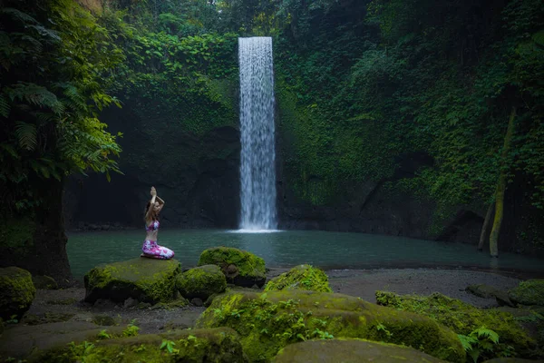 Giovane Donna Caucasica Seduta Sulla Pietra Vicino Alla Cascata Posa — Foto Stock