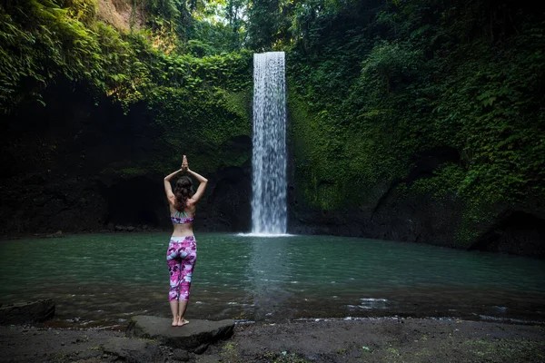 Femme Blanche Debout Sur Pierre Pratiquant Yoga Jeune Femme Levant — Photo