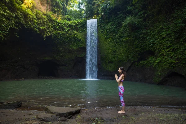 Pratique Yoga Extérieur Jeune Femme Debout Près Cascade Mains Dans — Photo