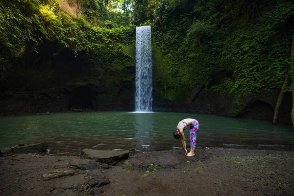 Jeune Femme Pratiquant Yoga Debout Dans Pose Uttanasana Courbure Vers — Photo