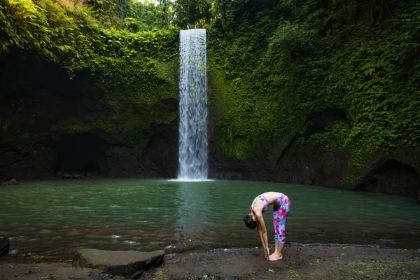 Jeune Femme Pratiquant Yoga Debout Dans Pose Uttanasana Courbure Vers — Photo