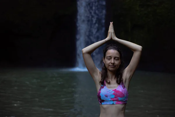 Namaste Mudra Eller Havaya Şelalenin Yanındaki Yoga Genç Bir Kadın — Stok fotoğraf