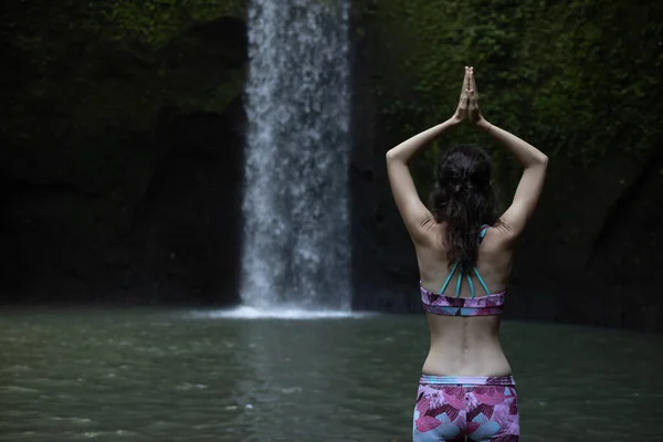 Mani Alzate Nel Mudra Namaste Giovane Donna Che Medita Pratica — Foto Stock