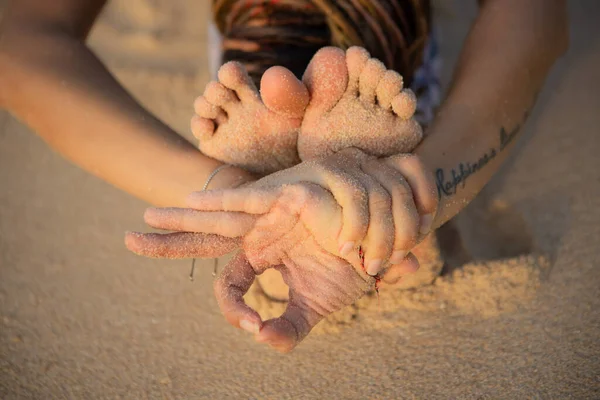 Närbild Kvinnliga Fötter Och Gyansk Mudra Kvinna Som Utövar Yoga — Stockfoto