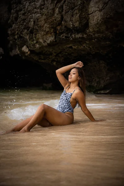 Atractiva Mujer Asiática Posando Junto Mar Pasa Tiempo Playa Cuerpo — Foto de Stock