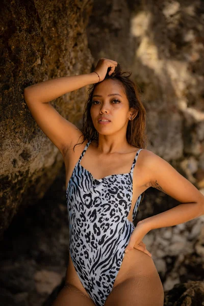 Портрет Красивої Азіатки Купальнику Сексуальна Жінка Стоїть Біля Скелі Пляжі — стокове фото