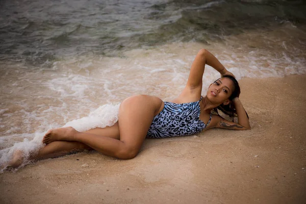 Sexy Woman Lying Sandy Beach Sea Sexy Body Tanned Skin — Stock Photo, Image