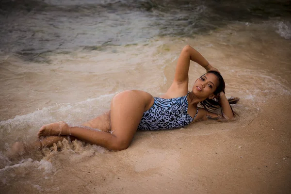 Femme Sexy Couchée Sur Une Plage Sable Près Mer Corps — Photo