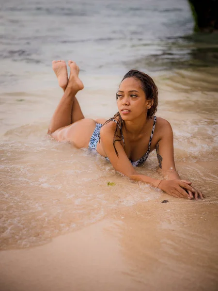 Atractiva Mujer Acostada Playa Arena Cerca Del Océano Cuerpo Sexy —  Fotos de Stock