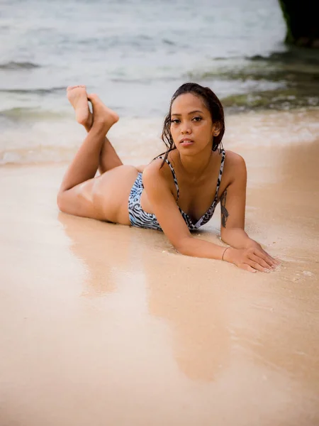 Beautiful Woman Lying Sandy Beach Ocean Sexy Body Tanned Skin — Stock Photo, Image