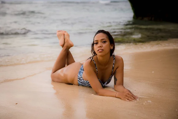 Beautiful Woman Lying Sandy Beach Ocean Sexy Body Tanned Skin — Stock Photo, Image