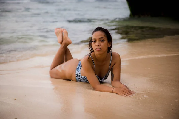 Mooie Vrouw Liggend Zandstrand Nabij Oceaan Sexy Lichaam Gelooide Huid — Stockfoto