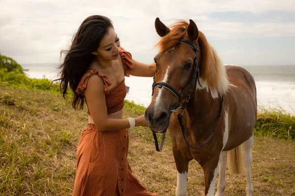 Asian Woman Cuddling Her Horse Horse Riding Human Animals Relationship — Stock Photo, Image