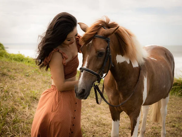 Asian Woman Cuddling Her Horse Horse Riding Human Animals Relationship — Stock Photo, Image