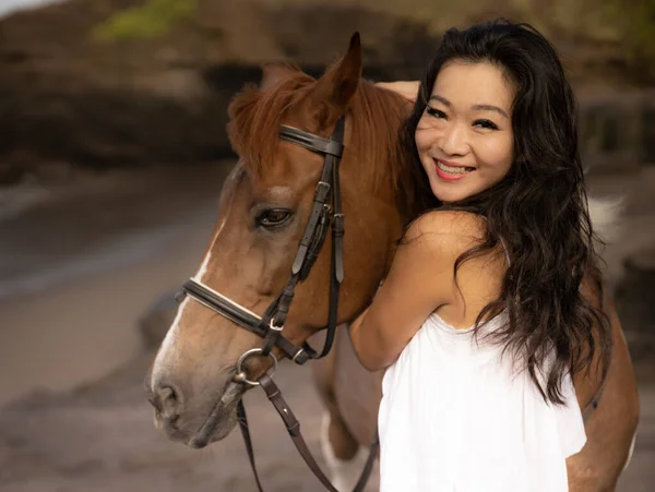 Portrait Happy Woman Brown Horse Asian Woman Hugging Horse Romantic — Stock Photo, Image