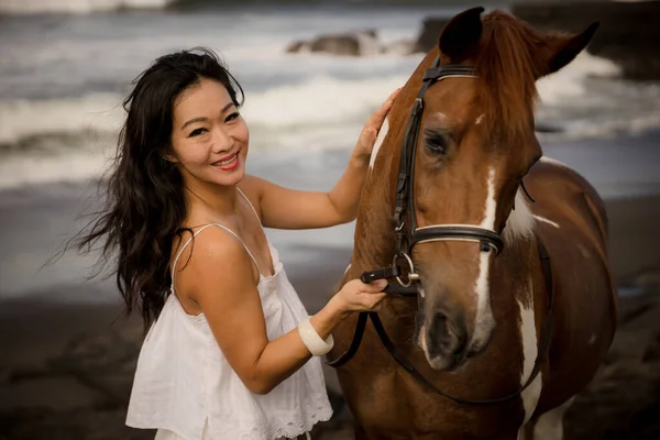 Portrait Smiling Woman Brown Horse Asian Woman Cuddling Horse Romantic — Stock Photo, Image