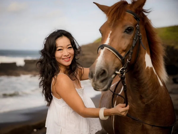Portrait Smiling Woman Brown Horse Asian Woman Cuddling Horse Romantic — Stock Photo, Image