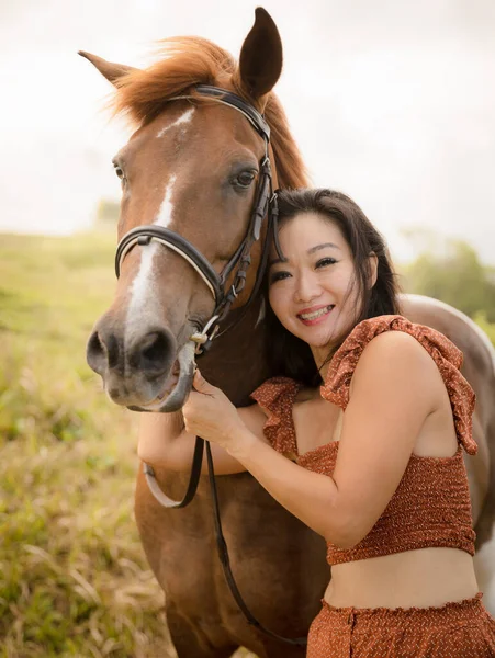 Portrait Smiling Woman Brown Horse Asian Woman Hugging Horse Romantic — Stock Photo, Image