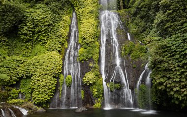 Gizli şelale. Güzel tropikal bir manzara. Doğa geçmişi. Macera ve seyahat konsepti. Çevre konsepti. Yavaş deklanşör hızı, hareket fotoğrafçılığı. Banyumala Şelalesi, Bali, Endonezya