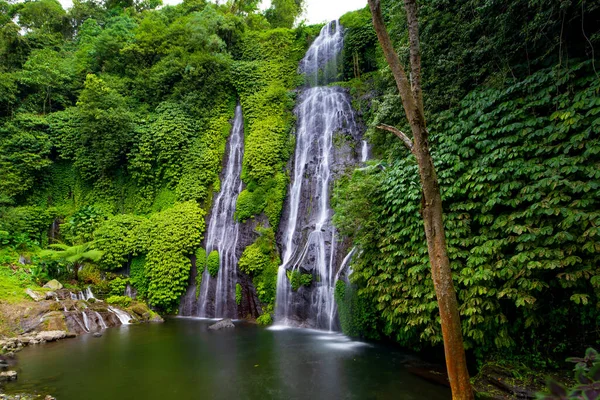 瀑布风景 热带风景 自然背景 冒险和旅行的概念 自然环境 慢速快门速度 运动摄影 印度尼西亚巴厘Banyumala瀑布 — 图库照片