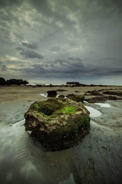 Paysage Avec Ciel Nuageux Gris Grande Pierre Sur Plage Sable — Photo