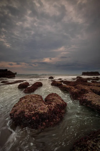 Úžasná Mořská Pláň Pozadí Pláž Skálami Kameny Příliv Odliv Pohybová — Stock fotografie