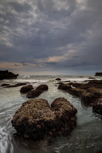 Úžasná Mořská Pláň Pozadí Pláž Skálami Kameny Příliv Odliv Pohybová — Stock fotografie