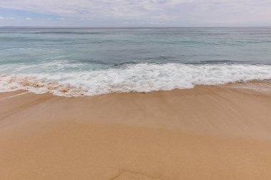 Deniz manzaralı arka plan. Kumsal, süt köpüğü dalgaları, mavi okyanus. Manzaralı su manzarası. Ufuk çizgisi. Doğa ve çevre kavramı. Gün ışığı. Uzayı kopyala Rüya Diyarı Sahili, Bali Endonezya