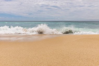 Deniz manzaralı arka plan. Kumsal, süt köpüğü dalgaları, mavi okyanus. Manzaralı su manzarası. Ufuk çizgisi. Bulutlu gökyüzü. Doğa ve çevre kavramı. Gün ışığı. Uzayı kopyala Rüya Diyarı Sahili, Bali Endonezya