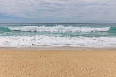 Deniz manzaralı arka plan. Kumsal, süt köpüğü dalgaları, mavi okyanus. Manzaralı su manzarası. Ufuk çizgisi. Bulutlu gökyüzü. Doğa ve çevre kavramı. Gün ışığı. Uzayı kopyala Rüya Diyarı Sahili, Bali Endonezya