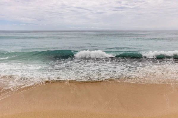 Deniz manzaralı arka plan. Kumsal, süt köpüğü dalgaları, mavi okyanus. Manzaralı su manzarası. Ufuk çizgisi. Doğa ve çevre kavramı. Gün ışığı. Uzayı kopyala Rüya Diyarı Sahili, Bali Endonezya