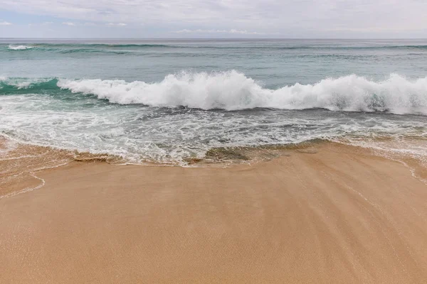 Deniz manzaralı arka plan. Kumsal, süt köpüğü dalgaları, mavi okyanus. Manzaralı su manzarası. Ufuk çizgisi. Doğa ve çevre kavramı. Gün ışığı. Uzayı kopyala Rüya Diyarı Sahili, Bali Endonezya