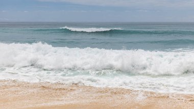 Deniz manzaralı arka plan. Kumsal, süt köpüğü dalgaları, mavi okyanus. Manzaralı su manzarası. Ufuk çizgisi. Doğa ve çevre kavramı. Gün ışığı. Uzayı kopyala Rüya Diyarı Sahili, Bali Endonezya