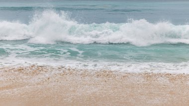 Deniz manzaralı arka plan. Kumsal, süt köpüğü dalgaları, mavi okyanus. Manzaralı su manzarası. Doğa ve çevre kavramı. Gün ışığı. Uzayı kopyala Rüya Diyarı Sahili, Bali Endonezya