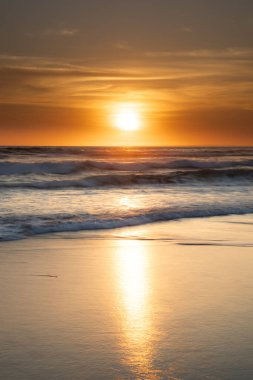 Gün batımı ve sahil. Deniz manzaralı arka plan. Parlak güneş ışığı. Güneş ufukta görünüyor. Manzaralı. Gün batımı altın saati. Suda güneş ışığı yansıması. Muhteşem bir manzara. Uzayı kopyala Bali, Endonezya