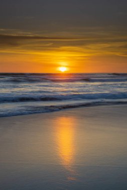 Gün batımı ve sahil. Deniz manzaralı arka plan. Parlak güneş ışığı. Güneş ufukta görünüyor. Manzaralı. Gün batımı altın saati. Suda güneş ışığı yansıması. Muhteşem bir manzara. Uzayı kopyala Bali, Endonezya