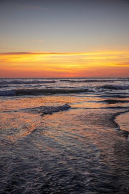 Kumsalda sarı gün batımı. Arka plan için deniz manzarası. Renkli gökyüzü. Güzel su yansıması. Ufuk çizgisinde güneş ışığı. Doğa ve çevre kavramı. Uzayı kopyala Endonezya, Bali 'de Günbatımı.