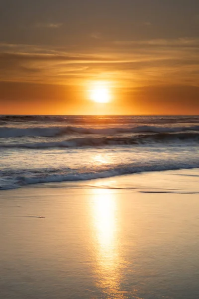 Solnedgång Och Strand Seascape Bakgrund Ljust Solljus Sol Vid Horisonten — Stockfoto