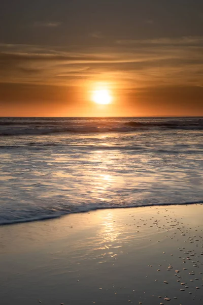 Solnedgång Och Strand Seascape Bakgrund Ljust Solljus Sol Vid Horisonten — Stockfoto