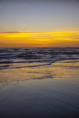 Kumsalda sarı gün batımı. Arka plan için deniz manzarası. Renkli gökyüzü. Güzel su yansıması. Ufuk çizgisinde güneş ışığı. Doğa ve çevre kavramı. Uzayı kopyala Endonezya, Bali 'de Günbatımı.