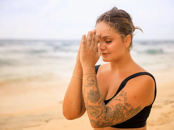 Cierra Namaste Mudra Atractiva Mujer Caucásica Practicando Yoga Meditación Playa —  Fotos de Stock