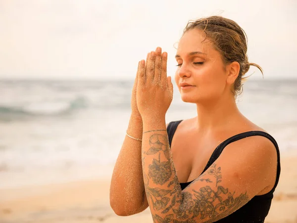 Cierra Namaste Mudra Atractiva Mujer Caucásica Practicando Yoga Meditación Playa —  Fotos de Stock