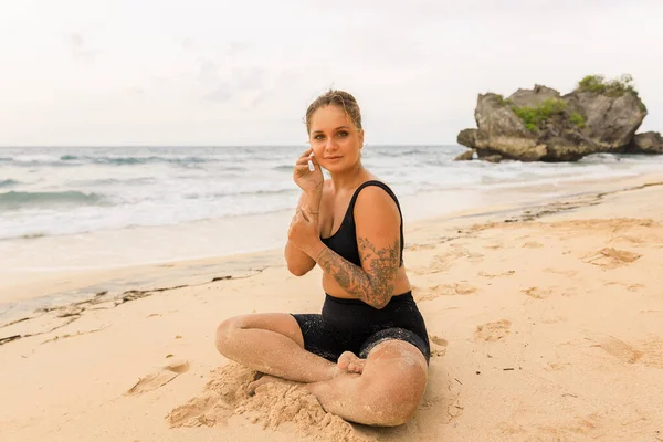 Lotus Pozuyla Sahilde Oturan Çekici Kadın Padmasana Güzel Beyaz Bir — Stok fotoğraf