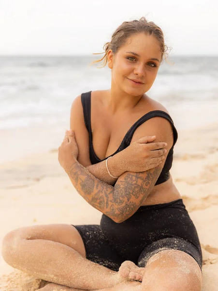Retrato Una Hermosa Mujer Caucásica Mujer Encantadora Sentada Playa Pose — Foto de Stock