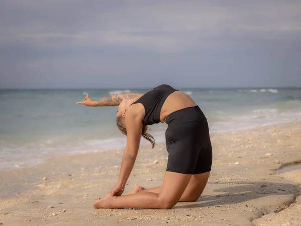 Praktyka Jogi Plaży Młoda Kobieta Ćwicząca Ushtrasanę Camel Pose Klęcząca — Zdjęcie stockowe