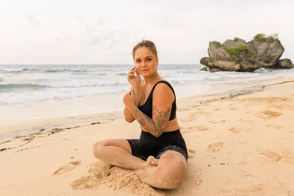 Mujer Encantadora Sentada Playa Pose Loto Padmasana Retrato Una Hermosa —  Fotos de Stock